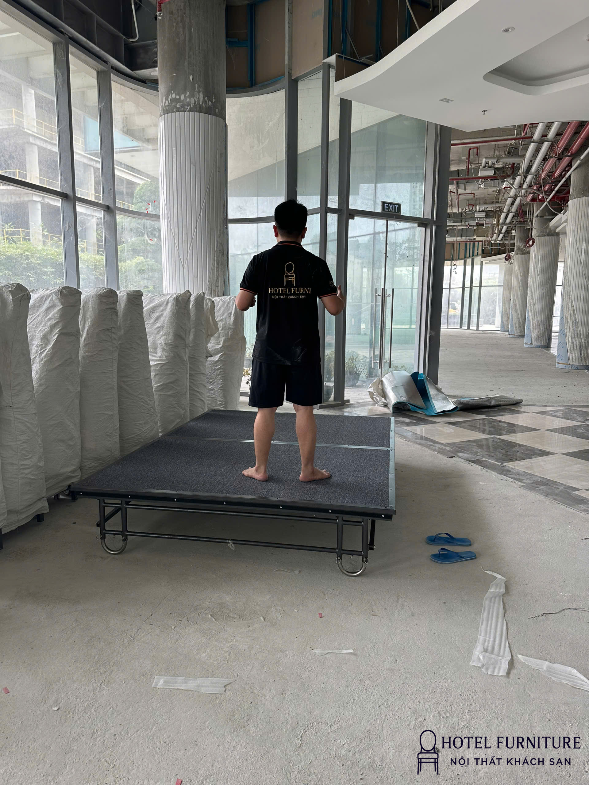 bục sân khấu nâng hạ có bánh xe