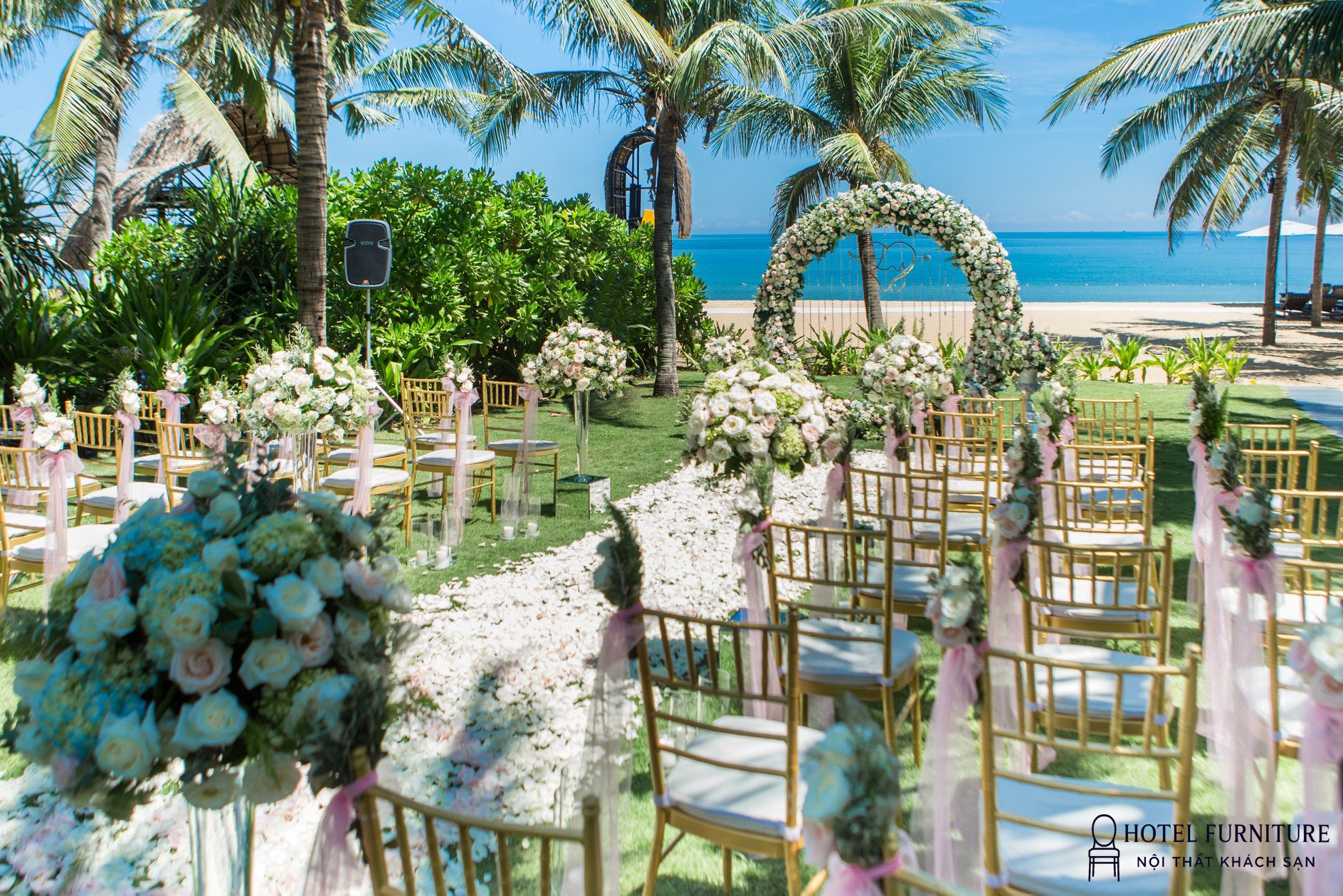 Ghế Chiavari Tiffany bãi biển
