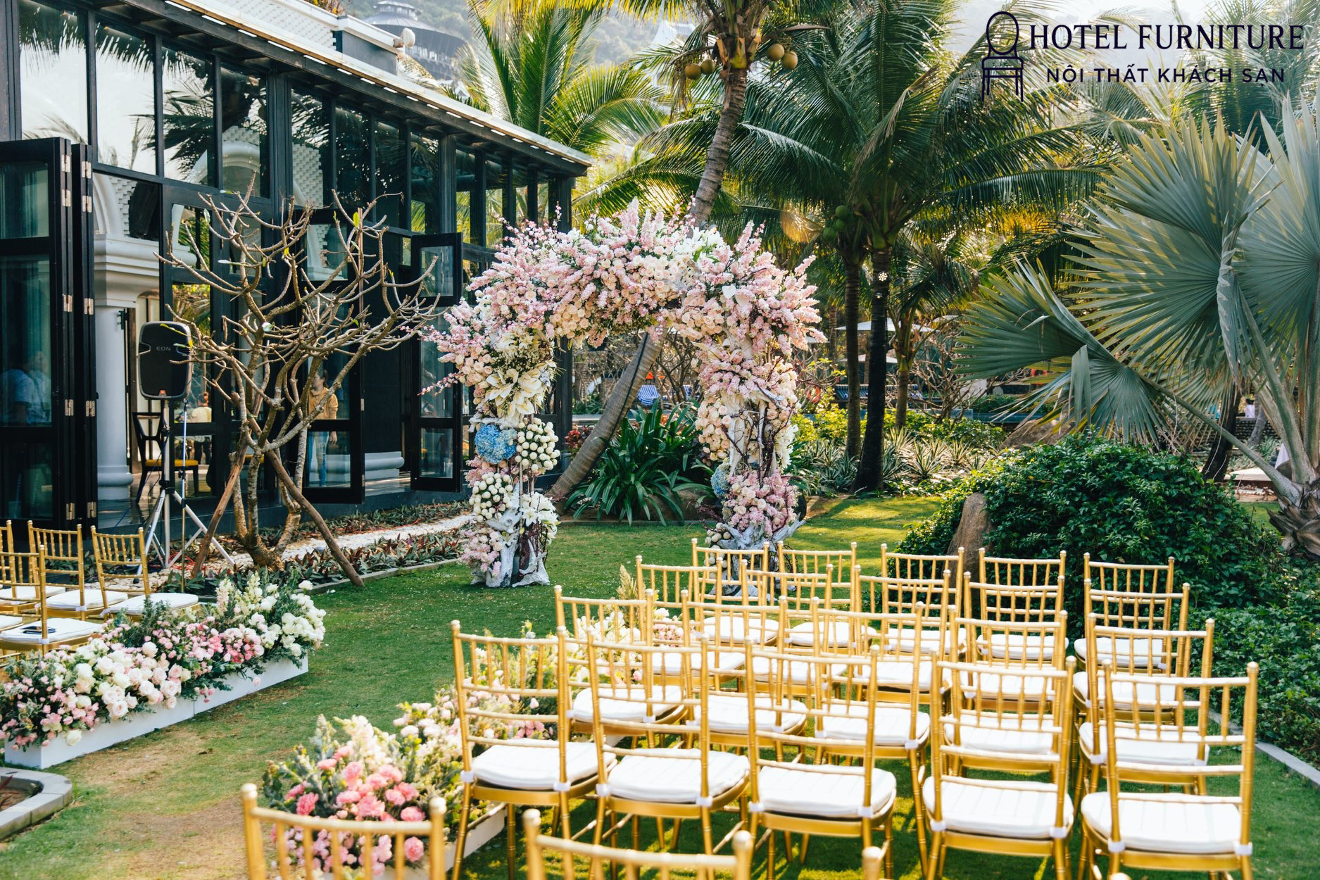 Ghế Chiavari Tiffany ngoài trời